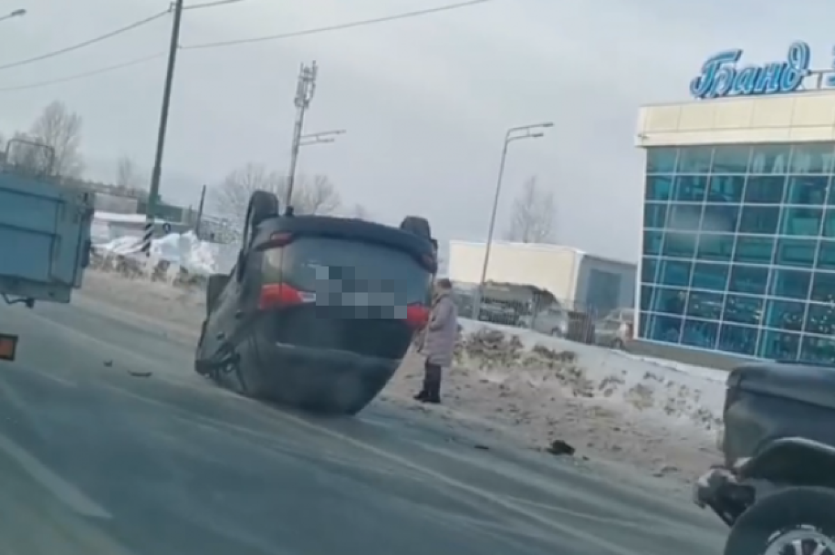 В Твери на Октябрьском проспекте перевернулся автомобиль | АиФ Тверь