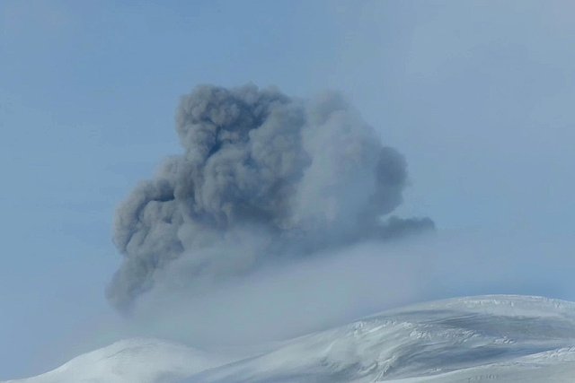 Выброс пепла на вулкане Эбеко на Курилах
