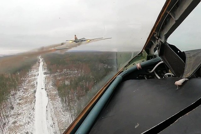 Удары штурмовиков Су-25 по бронетехнике на Краснолиманском направлении