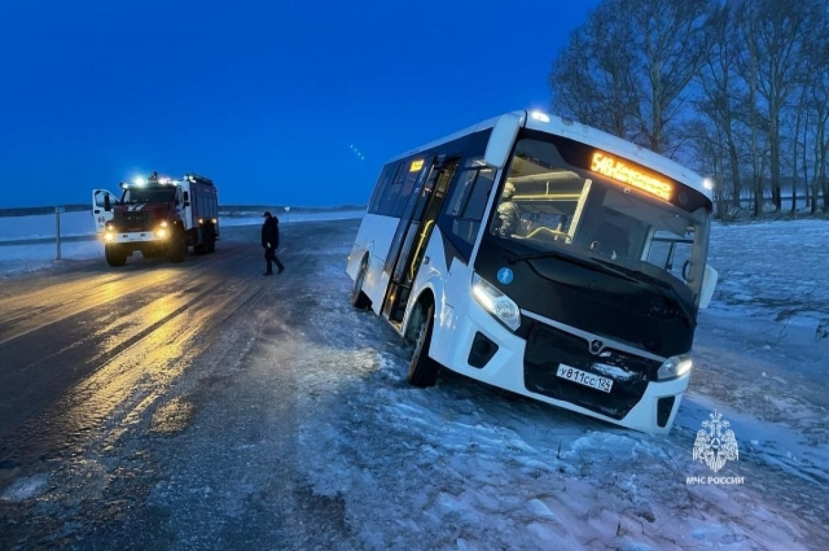 В Красноярском крае автобус с пассажирами попал в кювет, потеряв управление  | АиФ Красноярск