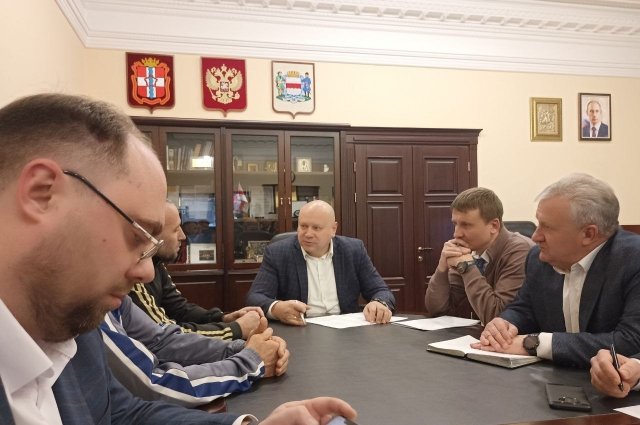 На встрече мэра Омска с товарищами героя СВО.