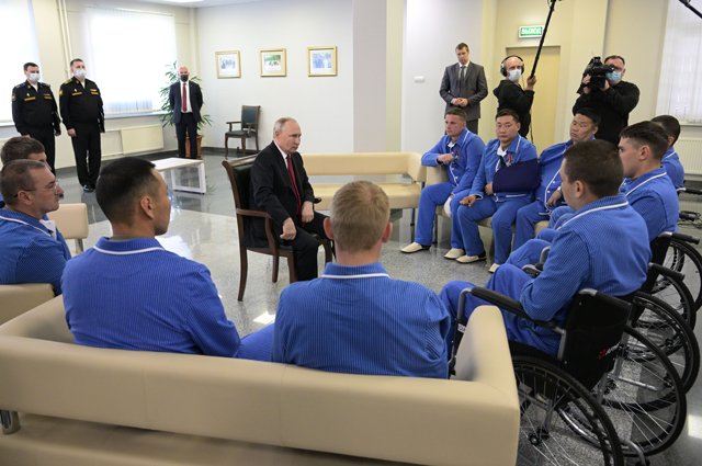 Владимир Путин во время беседы с военнослужащими в госпитале им. А. А. Вишневского