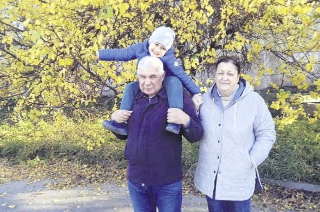 Сергей и Светлана Лягушины со своим первым внуком.