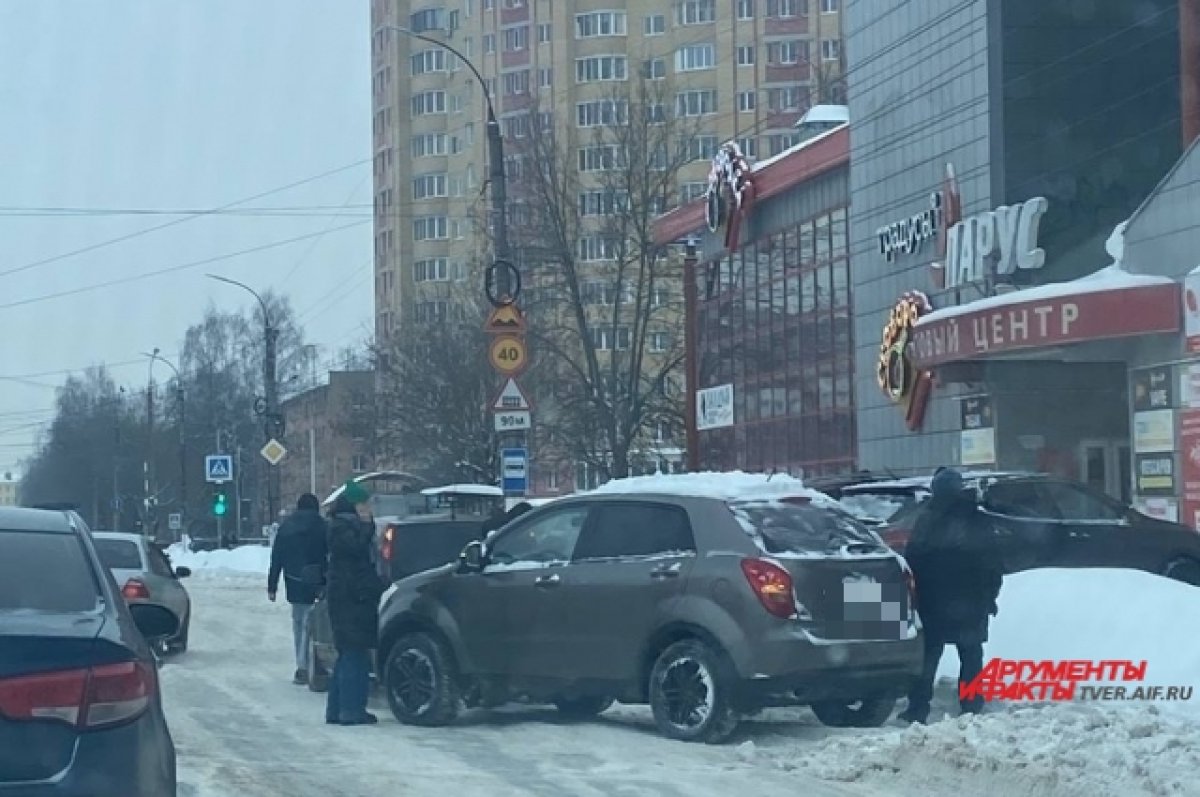 В Твери на улице Паши Савельевой столкнулись два автомобиля | АиФ Тверь