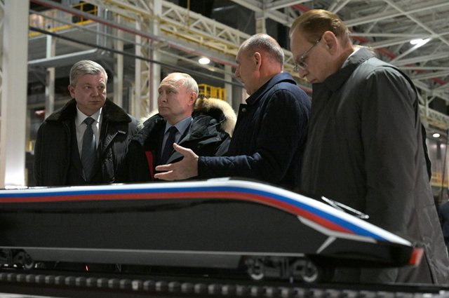 Владимир Путин во время посещения ООО «Уральские локомотивы»