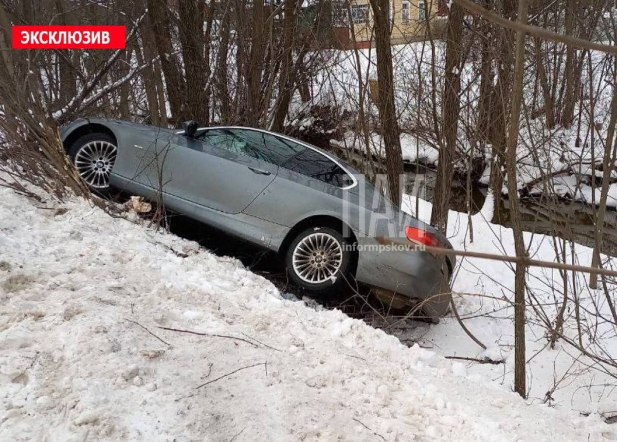 В Великих Луках автомобиль вылетел в кювет | АиФ Псков