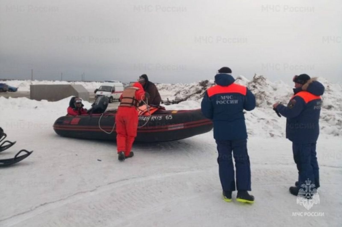 Спасатели МЧС завершили операцию по спасению рыбаков с льдины на Сахалине