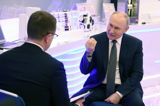 Президент РФ Владимир Путин отвечает на вопросы корреспондента телеканала «Россия 1» Павла Зарубина.