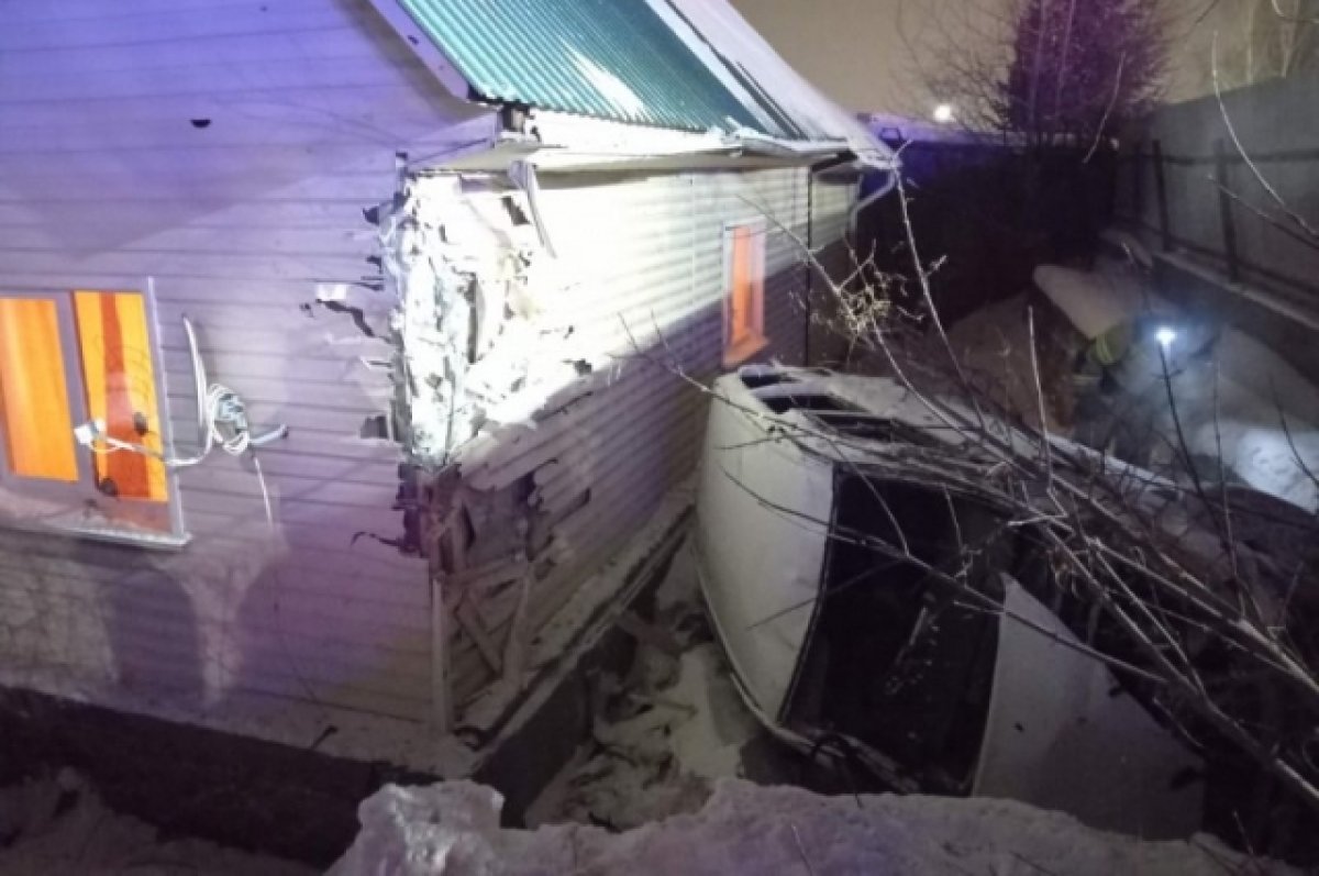 В Горно-Алтайске водитель без прав врезался в фасад дома