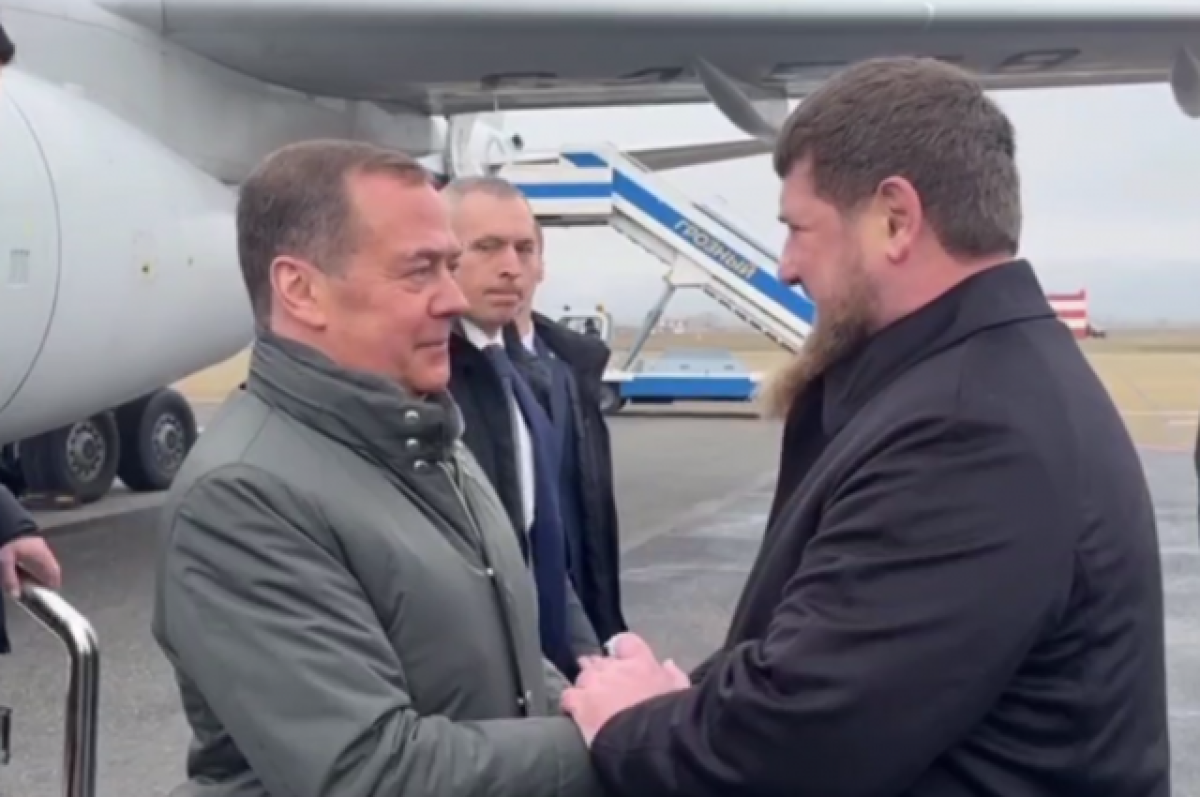 Медведев прилетел в Чечню с рабочим визитом