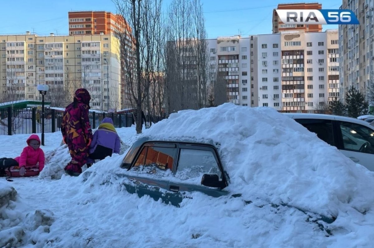 В Оренбурге дети превратили погребенную под снегом машину в горку | АиФ  Оренбург