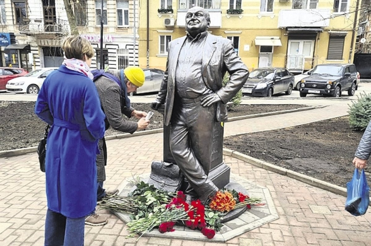 Город номер один». Снесли ли памятник Жванецкому в Ростове? | АиФ Ростов-на- Дону