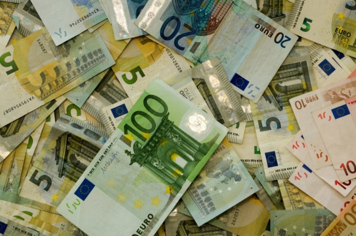 Курс евро вырос до 100 рублей на Мосбирже впервые с 9 января