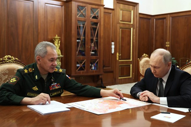Президент РФ Владимир Путин и министр обороны Сергей Шойгу во время встречи.