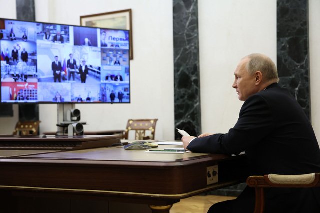 Президент РФ Владимир Путин в режиме видеоконференции проводит совещание о ходе реализации программы капитального ремонта школ.