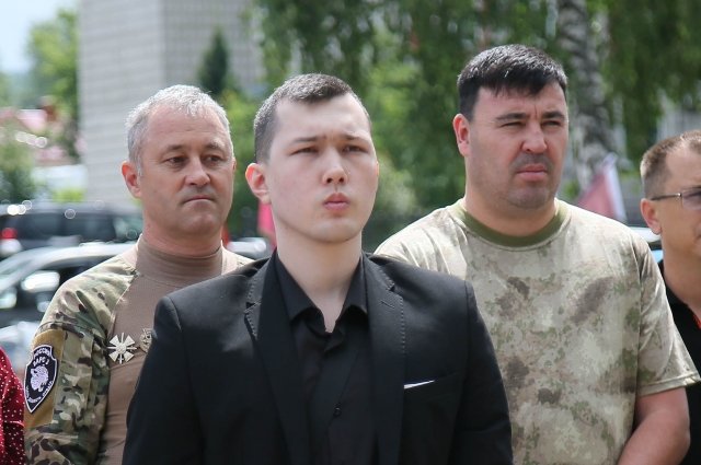 После ранения Давыд Тобоков (в центре) помнит только последние три года жизни.