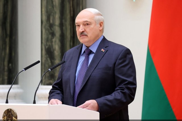 Александр Лукашенко прибыл в Казань и вручил главе Татарстана дружественный знак внимания - золотую ручку.