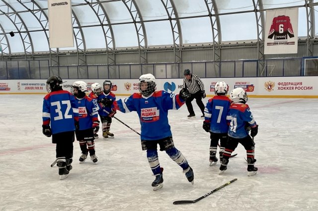Сегодня юные хоккеисты уверенно рассекают по льду, гордо лавируя между соперниками.