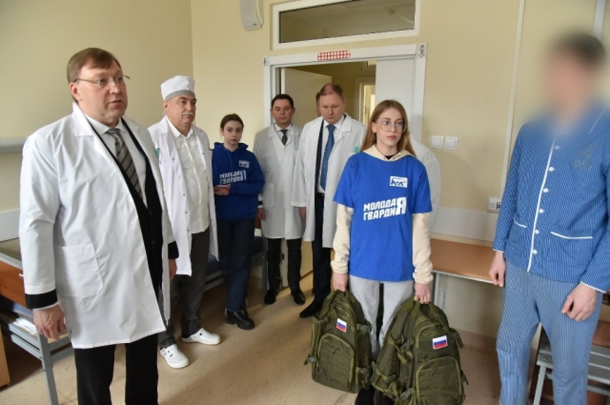 Донские депутаты поздравили в военном госпитале бойцов СВО с Днём защитника