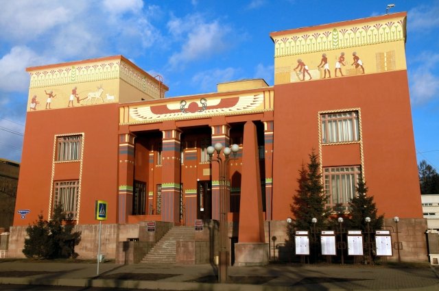 Здание краеведческого музея в египетском стиле по проекту архитектора Леонида Чернышёва строили 15 лет.