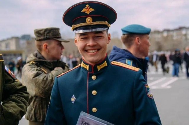 Кирилл Костылев - выпускник Омского автобронетанкового инженерного института. 