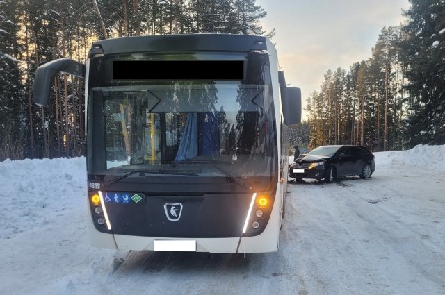 На ул. Центральной у дома №24 в деревне Малые Сколотни произошло столкновение автомобиля «Тойота» и автобуса «Нефаз». 