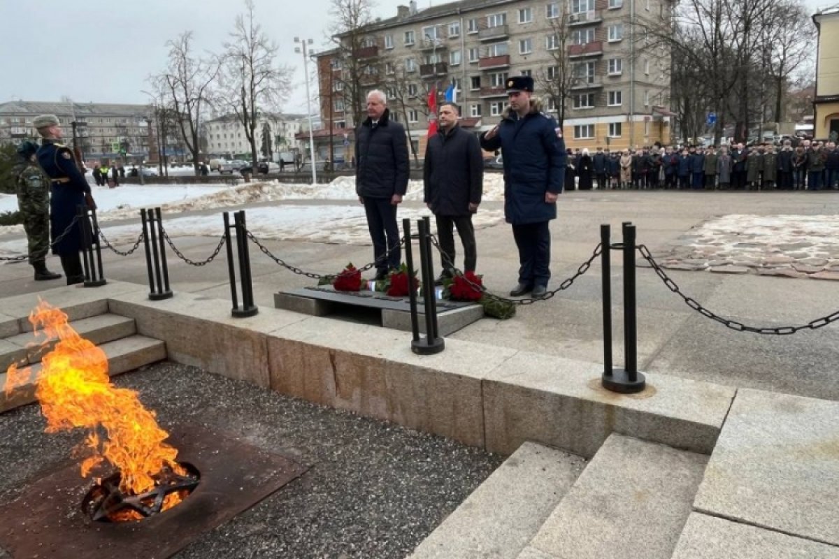 В Пскове у Могилы Неизвестного солдата почтили память защитников Отечества  | АиФ Псков