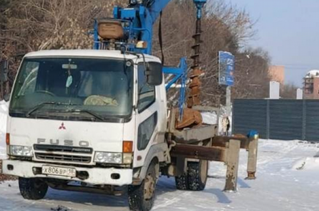  В мае собственник объекта по периметру этого ограждения обустроит пешеходные дорожки, а также поставит дополнительные уличные светильники.