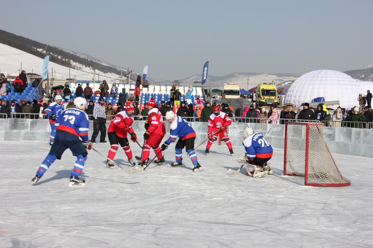 Звезды хоккея и иркутские чиновники сыграли в хоккей на льду Байкала