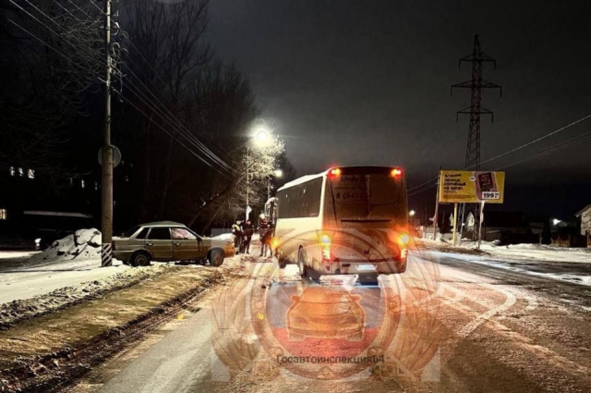 В Балашове водитель ВАЗа врезался в пустой автобус и попал в больницу | АиФ  Саратов