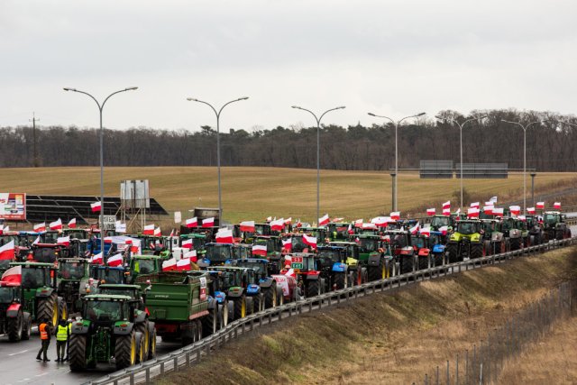 Польские фермеры тракторами блокируют автомагистраль S3 во время демонстрации против украинского зерна, наводняющего рынок. Они блокировали автомагистрали в 200 населенных пунктах. Сулехов, Любушское воеводство, Польша, 20 февраля 2024 года.