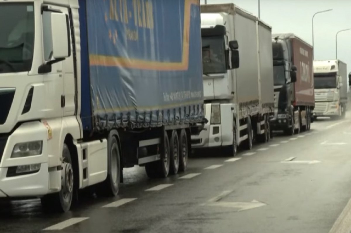 Очередь из 280 грузовиков образовалась на границе России и Казахстана