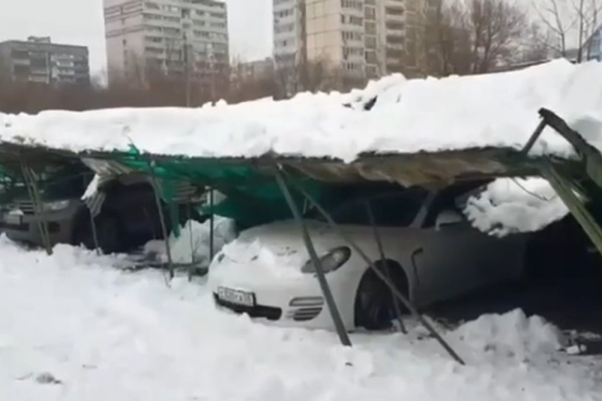 Снег на голову. Упавшая на парковке в Москве крыша похоронила 30 машин