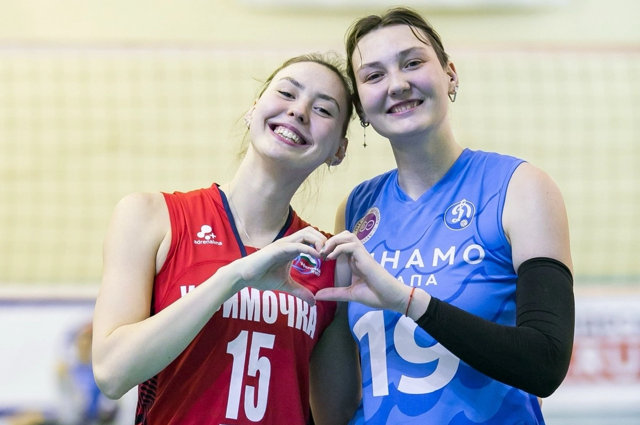 Екатерина Зиновьева (№15) с сестрой Анной, тоже волейболисткой.
