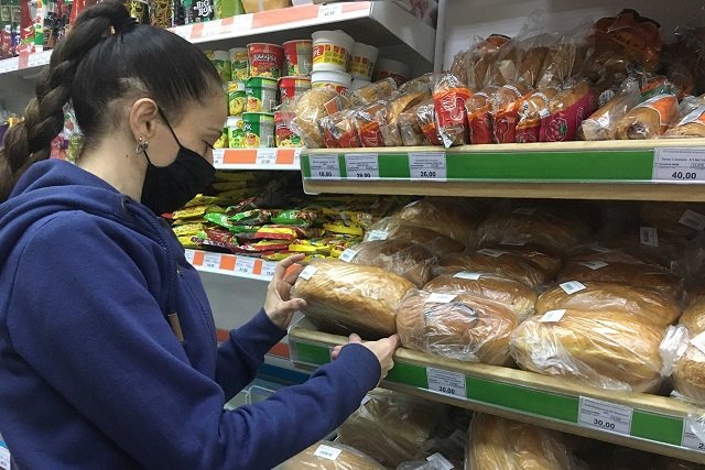 Один из главных признаков зараженного хлеба - неприятный запах.