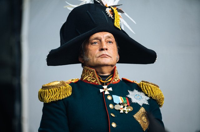 Александр Домогаров в роли генерала Милорадовича, героя Отечественной войны 1812 года, а во время восстания — военного губернатора Санкт-Петербурга.