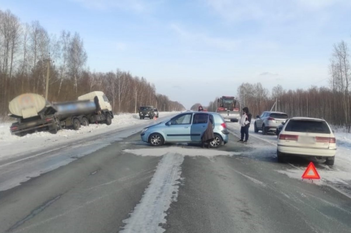 Автомобиль Hyundai загорелся после ДТП с грузовиком на томской трассе | АиФ  Томск