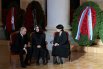 Президент РФ Владимир Путин общается с близкими председателя Верховного суда РФ Вячеслава Лебедева на церемонии прощания в Колонном зале Дома Союзов в Москве.