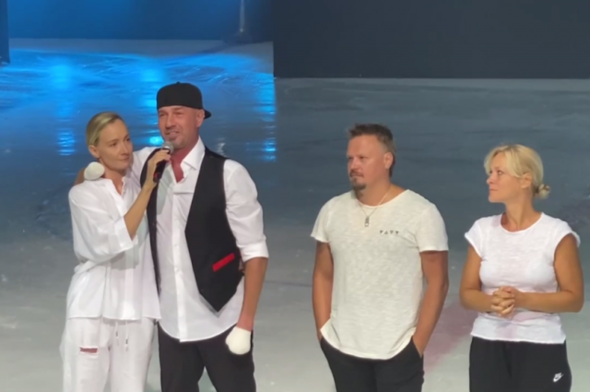 Спортсмены исполнили лирический номер.