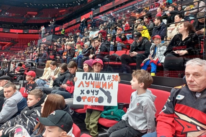 Не смотря на утро буднего дня на ледовой арене собралось много болельщиков.