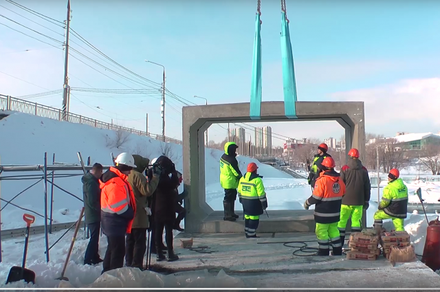 Строительство велопешеходного тоннеля под будущим съездом с моста на кольцевую развязку. 