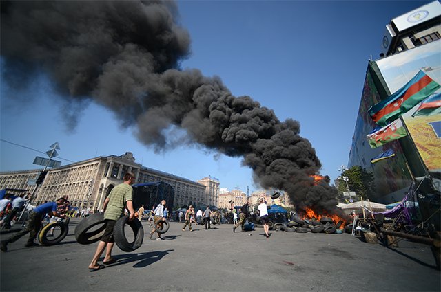 Митингующие жгут покрышки на площади Независимости в Киеве. 2014 г.