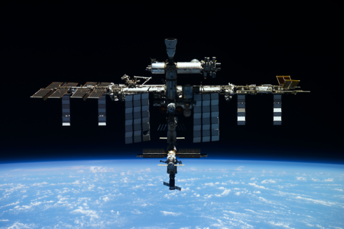 Роскосмос сообщил, что утечка на МКС не угрожает экипажу станции