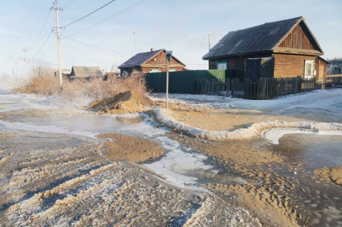 Вода вышла на дорогу из подвала дома Читы | АиФ Чита