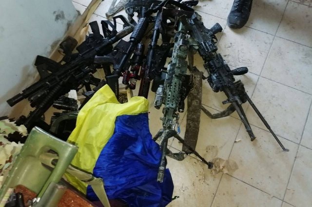 Украинский флаг и оружие уничтоженных украинских боевиков. 