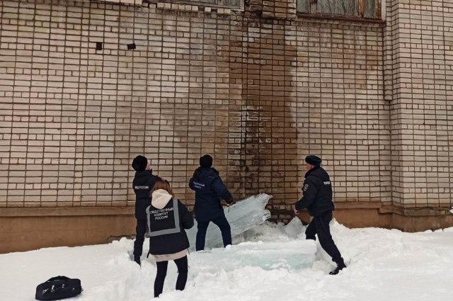 Детей заинтересовала глыба льда, образовавшаяся около вентиляционной шахты