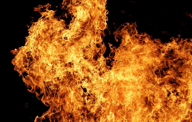 Подросток облил сожителя матери бензином и бросил в него горящую бумагу