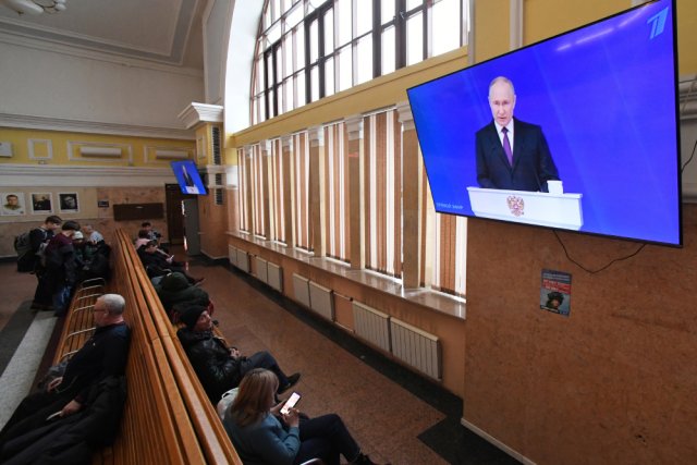 Трансляция ежегодного послания президента РФ Владимира Путина к Федеральному Собранию на железнодорожном вокзале Красноярска.