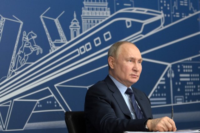 Президент РФ Владимир Путин проводит совещание по вопросу реализации проекта строительства высокоскоростной железнодорожной магистрали Москва — Санкт-Петербург. 15 февраля 2024. 