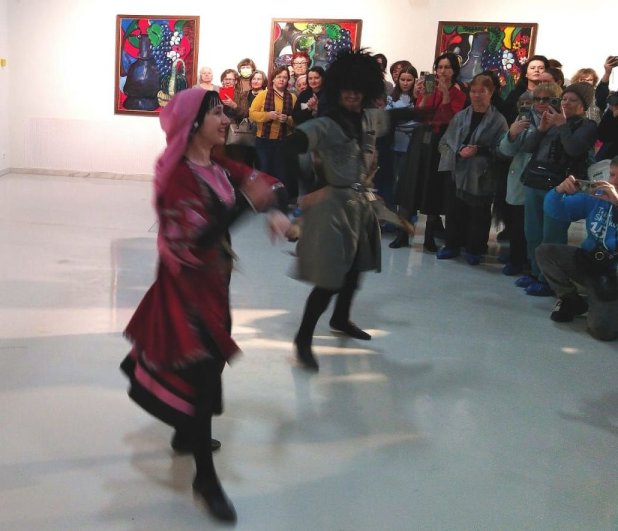 Артисты ансамбля грузинского танца «Оцнеба» («Мечта») национально-культурной автономии грузин Казани  исполнили на открытии выставки национальный танец.